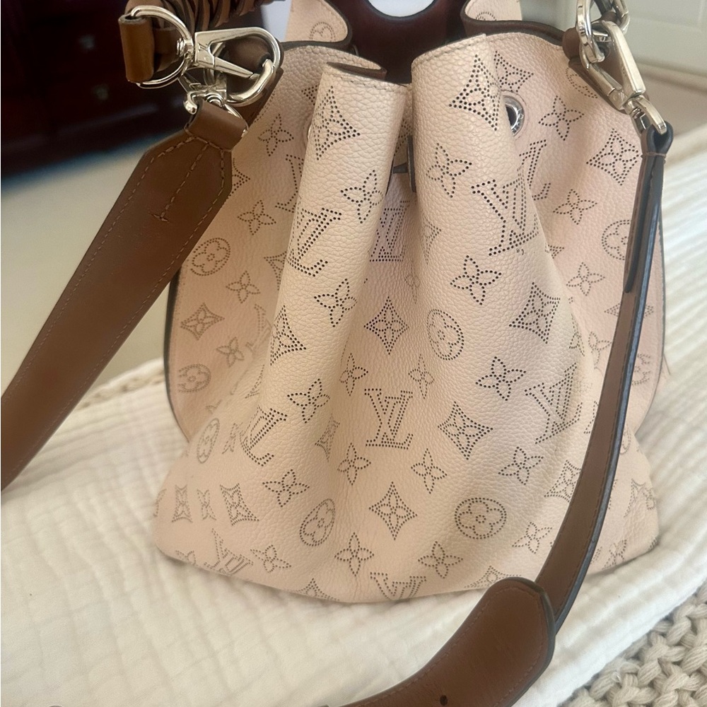 AUTHENTIC Louis Vuitton Muria Cream Women's Leather Bag on LV website for $5000 - Picture 3 of 12